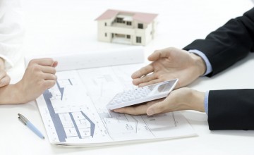 住宅設計図と電卓